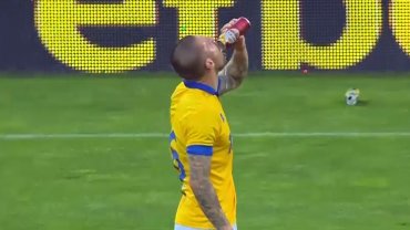 Болгарский футболист выпил пива во время матча и забил гол
