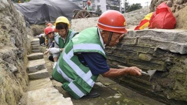 В Китае буквально из канализации достали древний храм