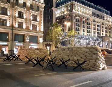 В центре Москвы строят баррикады и ставят противотанковые ежи