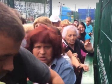 Сотни пенсионеров штурмуют безвизовую границу с Польшей