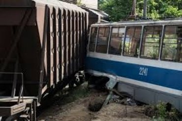 В Днепре трамвай попал под поезд