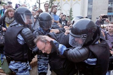 День России: В Петербурге задержаны 900 человек, в Москве – 750