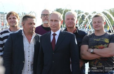 Любимого певца Путина забрали с концерта с инфарктом