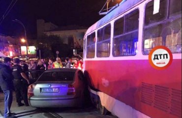 В Киеве нардеп Барна въехал в трамвай