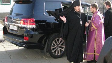 Патриарх Кирилл призвал духовенство не ездить на дорогих иномарках
