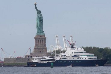 Яхта российского миллиардера загородила нью-йоркцам статую Свободы