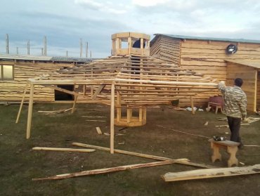 Житель российской деревни собирается покорить космос на деревянной летающей тарелке