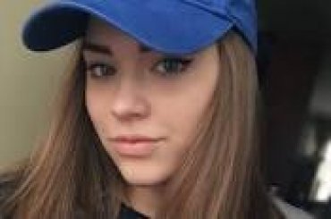 18-летняя внучка Высоцкого зарабатывает раздачей листовок у метро