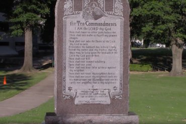 В Арканзасе поставили памятник Десяти заповедям