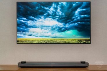 LG выпустила супертонкий 77-дюймовый телевизор по цене автомобиля