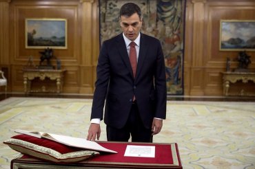 Новый премьер Испании отказался принимать присягу на Библии