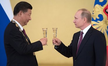 «Выпили водки, нарезали какой-то колбасы», – Путин рассказал о посиделках с Си Цзиньпином