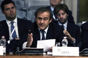 Платини обозвал чиновников ФИФА идиотами