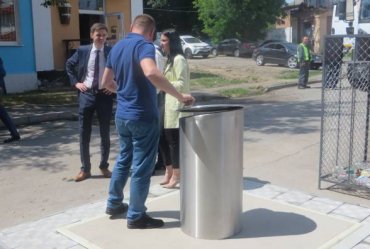 «Нет» вони и крысам: в Хмельницком установили первые в Украине подземные контейнеры для мусора