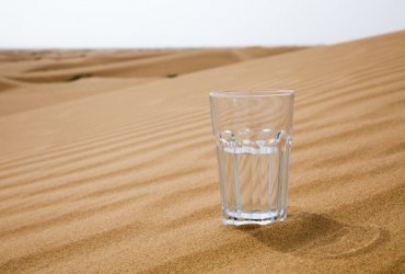 В США ученые произвели стакан пресной воды из пустынного воздуха