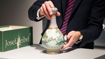 Обнаруженная на чердаке китайская ваза 18-го века продана на аукционе за €16 млн