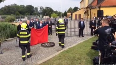 Президент Чехии на брифинге сжег красные трусы