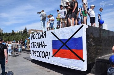 Годовщину освобождения от ДНР в Мариуполе отпраздновали парадом