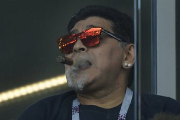 Марадона курил на трибуне во время матча ЧМ-2018