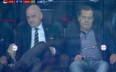 Медведев заснул на седьмой минуте футбольного матча