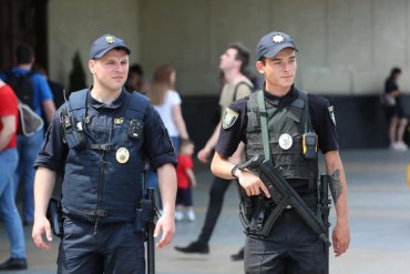 Киевские полицейские впервые вышли на дежурство с новым оружием