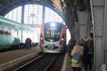 Скоростной поезд «Львов – Киев» забросали камнями