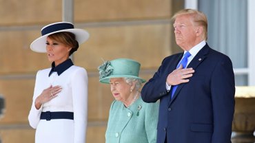 Дональд Трамп трижды оконфузился перед британской королевой Елизаветой II