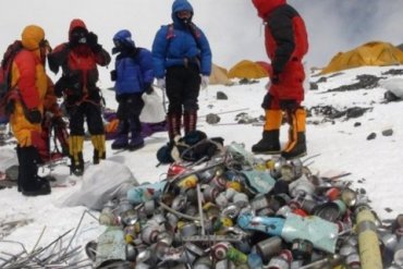 На Эвересте непальские активисты собрали 11 тонн мусора