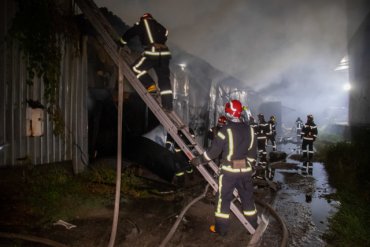 В Киеве масштабный пожар охватил склады: пламя тушили более 30 спасателей