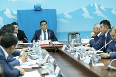 Депутатская спецкомиссия выдвинула обвинения экс-президенту Кыргызстана