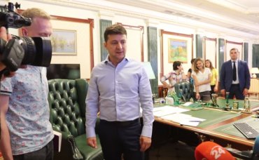 Зеленский показал свой кабинет в Администрации президента