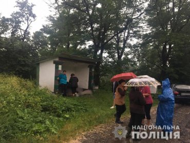 На Прикарпатье молния попала в остановку: трое погибших