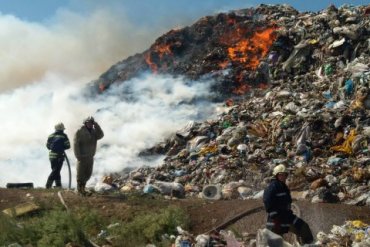 В Житомирской области спасатели не могут потушить пожар на свалке