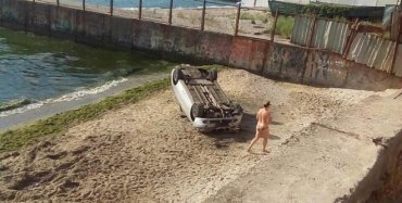 В Одессе автомобиль упал с обрыва на пляж