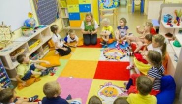 Воспитателям в детских садах поднимут зарплату
