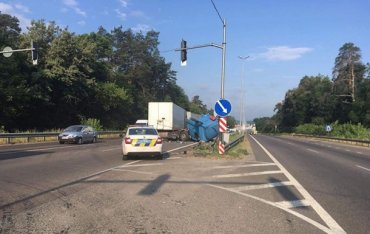Две фуры столкнулись на въезде в Киев, один из водителей погиб на месте