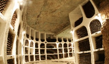 В Молдове в винных подвалах открыли подземную церковь