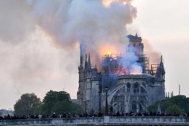 Прокуратура Парижа назвала возможные причины пожара в Нотр-Даме