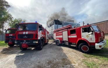 В Запорожье произошел пожар на территории обувной фабрики Мида
