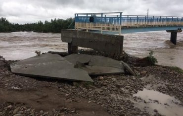 На Прикарпатье вода унесла мост через реку Лимниця, который восстанавливали 7 лет