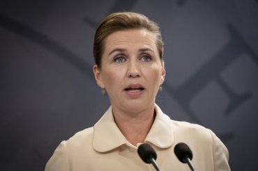 Премьер Дании снова отложила свадьбу из-за политики
