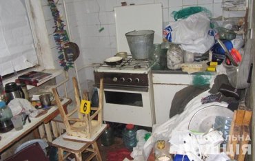 Харковчанин 10 дней прожил в квартире с умершими родителями