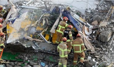 В Южной Корее пятиэтажный дом упал на автобус с пассажирами