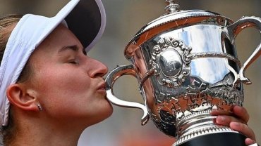 Чешская теннисистка победила россиянку в финале «Ролан Гаррос»