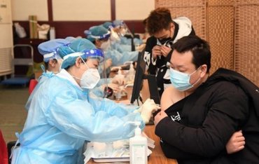 В Китае сделали миллиард COVID-прививок
