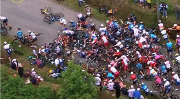 Полиция объявила в розыск болельщицу, спровоцировавшую завал на «Тур де Франс»
