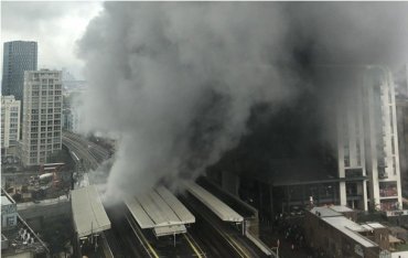 На железнодорожной станции в центре Лондона вспыхнул сильный пожар