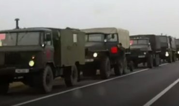 Беларусь перебрасывает свою военную технику ближе к Украине и метит ее красными квадратами. Видео