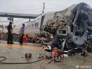 В Китае с рельсов сошел пассажирский поезд: есть жертвы