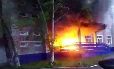 В российском Комсомольске-на-Амуре подожгли здание Росгвардии. Видео